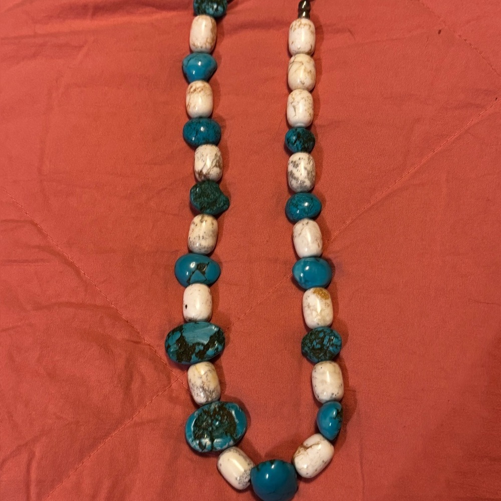 Genuine Turquoise and White Howlite Vintage Beaded Necklace - Picture 7 of 9